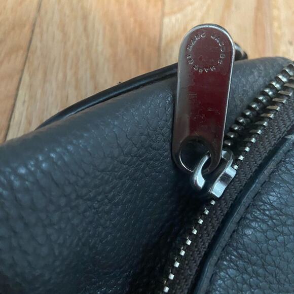 MARC JACOBS Women's Gray Pebbled Leather Q Natasha Crossbody Handbag - Picture 5 of 8